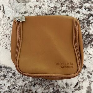 NWOT United business first amenity kit